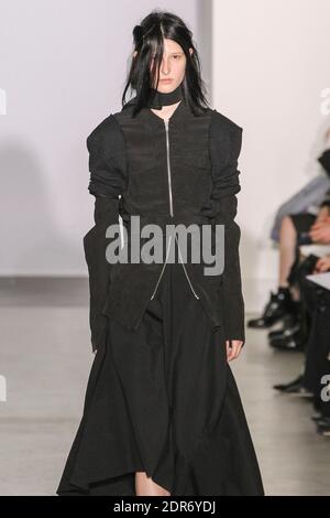 Ein Model geht auf der Yang Li Show im Rahmen der Paris Fashion Week Ready to Wear Frühjahr/Sommer 2016 am 30. September 2015 in Paris, Frankreich. Foto von Alain Gil Gonzalez /ABACAPRESS.COM Stockfoto
