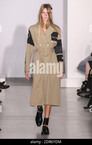 Ein Model geht auf der Yang Li Show im Rahmen der Paris Fashion Week Ready to Wear Frühjahr/Sommer 2016 am 30. September 2015 in Paris, Frankreich. Foto von Alain Gil Gonzalez /ABACAPRESS.COM Stockfoto