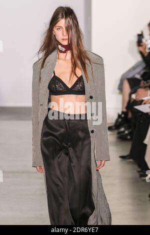 Ein Model geht auf der Yang Li Show im Rahmen der Paris Fashion Week Ready to Wear Frühjahr/Sommer 2016 am 30. September 2015 in Paris, Frankreich. Foto von Alain Gil Gonzalez /ABACAPRESS.COM Stockfoto
