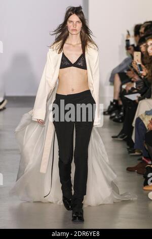 Ein Model geht auf der Yang Li Show im Rahmen der Paris Fashion Week Ready to Wear Frühjahr/Sommer 2016 am 30. September 2015 in Paris, Frankreich. Foto von Alain Gil Gonzalez /ABACAPRESS.COM Stockfoto