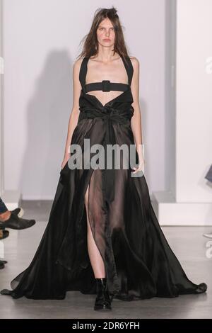 Ein Model geht auf der Yang Li Show im Rahmen der Paris Fashion Week Ready to Wear Frühjahr/Sommer 2016 am 30. September 2015 in Paris, Frankreich. Foto von Alain Gil Gonzalez /ABACAPRESS.COM Stockfoto