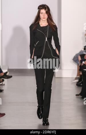 Ein Model geht auf der Yang Li Show im Rahmen der Paris Fashion Week Ready to Wear Frühjahr/Sommer 2016 am 30. September 2015 in Paris, Frankreich. Foto von Alain Gil Gonzalez /ABACAPRESS.COM Stockfoto