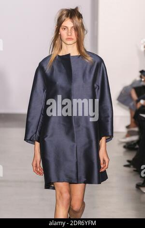 Ein Model geht auf der Yang Li Show im Rahmen der Paris Fashion Week Ready to Wear Frühjahr/Sommer 2016 am 30. September 2015 in Paris, Frankreich. Foto von Alain Gil Gonzalez /ABACAPRESS.COM Stockfoto