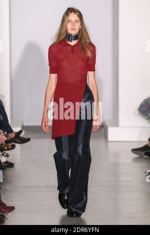 Ein Model geht auf der Yang Li Show im Rahmen der Paris Fashion Week Ready to Wear Frühjahr/Sommer 2016 am 30. September 2015 in Paris, Frankreich. Foto von Alain Gil Gonzalez /ABACAPRESS.COM Stockfoto