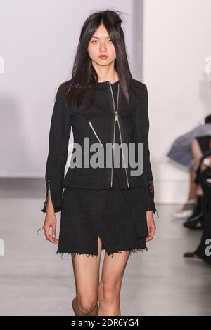 Ein Model geht auf der Yang Li Show im Rahmen der Paris Fashion Week Ready to Wear Frühjahr/Sommer 2016 am 30. September 2015 in Paris, Frankreich. Foto von Alain Gil Gonzalez /ABACAPRESS.COM Stockfoto