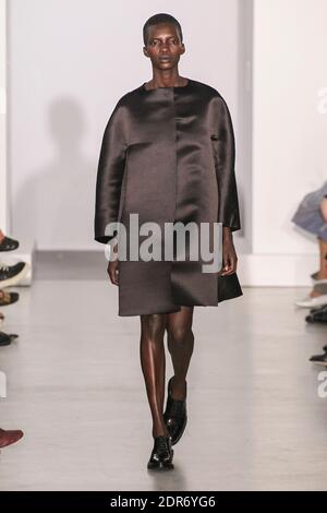 Ein Model geht auf der Yang Li Show im Rahmen der Paris Fashion Week Ready to Wear Frühjahr/Sommer 2016 am 30. September 2015 in Paris, Frankreich. Foto von Alain Gil Gonzalez /ABACAPRESS.COM Stockfoto