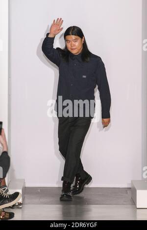 Ein Model geht auf der Yang Li Show im Rahmen der Paris Fashion Week Ready to Wear Frühjahr/Sommer 2016 am 30. September 2015 in Paris, Frankreich. Foto von Alain Gil Gonzalez /ABACAPRESS.COM Stockfoto