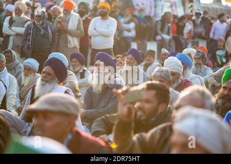 Während der Demonstration hörten die Demonstranten den Reden des Führers der Farm Union zu.die Farmers Union protestiert gegen neue Agrargesetze in Delhi-Uttar Pradesh an der Grenze zu ghazi. Stockfoto