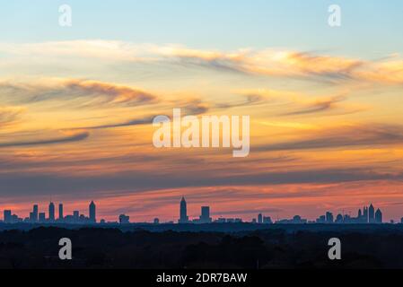 Skyline von Atlanta unter einem dramatischen Sonnenuntergangshimmel. (USA) Stockfoto