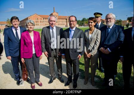 (L-R) Minister für Stadt, Jugend und Sport Patrick Kanner, UNESCO-Generaldirektorin Irina Bokova, Camp des Milles-Direktor Alain Chouraqui, französischer Präsident Francois Hollande, Bildungsminister, Hochschulbildung und Forschung Najat Vallaud-Belkacem und Staatssekretär für Veteranen und Gedenken Jean-Marc Todesschini bei einem Besuch der Gedenkstätte Camp des Milles, einem Internierungslager des Zweiten Weltkriegs in der Nähe von Aix-en-Provence, Südfrankreich am 8. Oktober 2015. Ein internationales wissenschaftliches Netzwerk, das von der Stiftung Camp des Milles und der Universität Aix-Marseille gegründet wurde, wurde als "UNESC" anerkannt Stockfoto