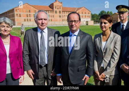 (L-R) UNESCO-Generaldirektorin Irina Bokova, Camp des Milles-Direktor Alain Chouraqui, der französische Präsident Francois Hollande und der Minister für Bildung, Hochschulbildung und Forschung Najat Vallaud-Belkacem bei einem Besuch der Gedenkstätte Camp des Milles, einem Internierungslager des Zweiten Weltkriegs in der Nähe von Aix-en-Provence, Südfrankreich am 8. Oktober 2015. Ein internationales wissenschaftliches Netzwerk, das von der Stiftung Camp des Milles und der Universität Aix-Marseille gegründet wurde, wurde 2013 als "UNESCO Chair" anerkannt. Foto von Lilian Auffret/Pool/ABACAPRESS.COM Stockfoto