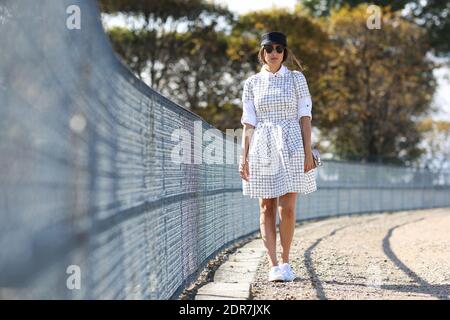 Street Style, Julia Haghjoo Ankunft in Valentino Frühjahr Sommer 2016 Show im Jardin des Tuileries, in Paris, Frankreich, am 6. Oktober 2015 statt. Foto von Marie-Paola Bertrand-Hillion/ABACAPRESS.COM Stockfoto