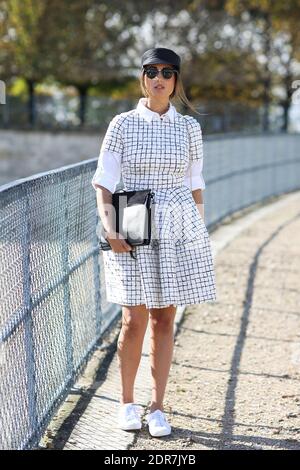 Street Style, Julia Haghjoo Ankunft in Valentino Frühjahr Sommer 2016 Show im Jardin des Tuileries, in Paris, Frankreich, am 6. Oktober 2015 statt. Foto von Marie-Paola Bertrand-Hillion/ABACAPRESS.COM Stockfoto