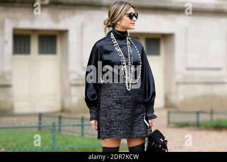 Street style, Thassia naves Ankunft in Chanel Frühjahr Sommer 2016 Show im Grand Palais, in Paris, Frankreich, am 6. Oktober 2015 statt. Foto von Marie-Paola Bertrand-Hillion/ABACAPRESS.COM Stockfoto