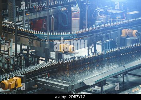 Förderband, Bier in Flaschen, Brauerei Fabrik industrielle Produktionslinie. Stockfoto