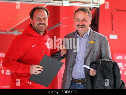 Leipzig, Deutschland. 24. Okt, 2014. firo: 24.10.2014 Fußball, 2. Bundesliga, Saison 2014/2015, RB, Red Bull Leipzig - VfL Bochum Trainer Peter NEURURER, Bochum, rechts mit Trainer Alexander Zorniger (Leipzig) zur weltweiten Nutzung Quelle: dpa/Alamy Live News Stockfoto