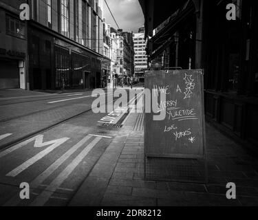 Birmingham, Vereinigtes Königreich - Dezember 12 2020: Weihnachtsbotschaft 'have a Merry Yuletide' auf Kreide-A-Tafel vor Yorks Café Stockfoto