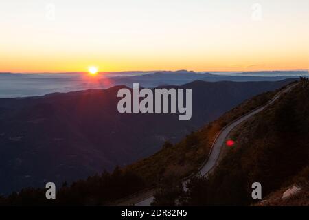 Bergstraße mit spektakulärem Blick auf verschiedene Bergketten mit Sonnenuntergang oder Sonnenaufgang. Montseny, Montserrat, Turo de l'Home, Barcelona, Katalonien, Stockfoto