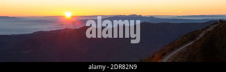 Bergstraße mit spektakulärem Blick auf Bergketten mit Sonnenuntergang oder Sonnenaufgang, Panoramablick. Montseny, Montserrat, Turo de l'Home, Barcelona, Catal Stockfoto