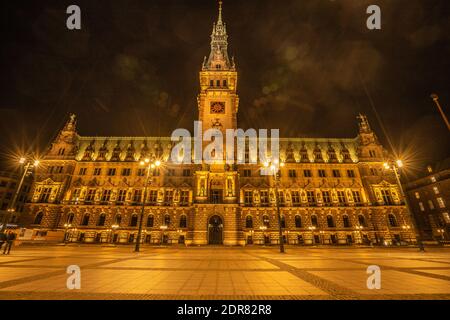 Hamburger altes Rathaus bei Nacht Stockfoto