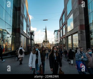 Birmingham, Vereinigtes Königreich - Dezember 12 2020: Weihnachtseinkäufer in Birmingham Bullring Stockfoto