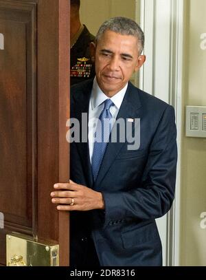 US-Präsident Barack Obama betritt den Roosevelt Room, um bekannt zu geben, dass er 5,500 US-Truppen in Afghanistan halten wird, wenn er 2017 sein Amt verlässt, und erklärt seine Gründe für diese Aktion im Weißen Haus in Washington, DC am Donnerstag, dem 15. Oktober 2015. Foto von Ron Sachs / Pool /ABACAPRESS.COM Stockfoto