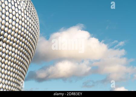 Birmingham, Vereinigtes Königreich - Dezember 12 2020: Selfridges Gebäude Birmingham Architektur kreisförmige Spiegel Scheiben und Skyline Stockfoto