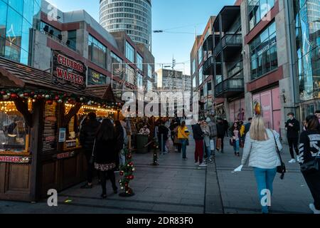 Birmingham, Großbritannien - Dezember 12 2020: Shopping in der Stierkampfarena vor dem deutschen Markt Stil Street Food Stil Stockfoto