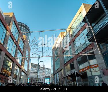 Birmingham, Vereinigtes Königreich - Dezember 12 2020: Weihnachtliche Lichtdekoration zwischen dem äußeren Teil der Stierkampfarena Stockfoto