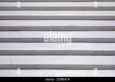 Texturierter weißer Hintergrund von bemalten Holztreppen mit Licht und Schatteneffekt Stockfoto