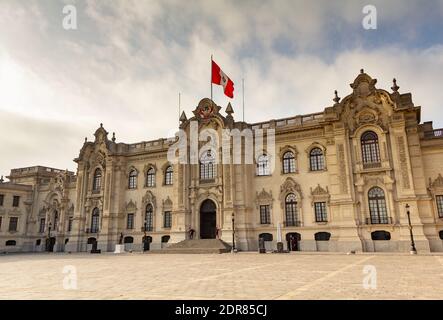 Lima, Peru - 19. Juni 2015: Der Regierungspalast, auch bekannt als das Haus von Pizarro, ist der Sitz der Exekutive der peruanischen Regierung Stockfoto