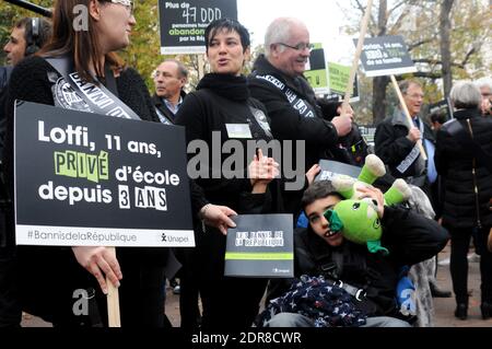 Demonstration der UNAPEI (Union nationale des Associations de parents, de personnes handicapees mentales et de leurs amis - Nationale Vereinigung der Vereinigungen von Eltern geistig behinderter Menschen und ihrer Freunde), um gegen die Lebensbedingungen von Kindern mit psychischen Behinderungen und deren Familie zu protestieren, Vor der Nationalversammlung in Paris, Frankreich, am 20. Oktober 2015. Foto von Alain Apaydin/ABACAPRESS.COM Stockfoto