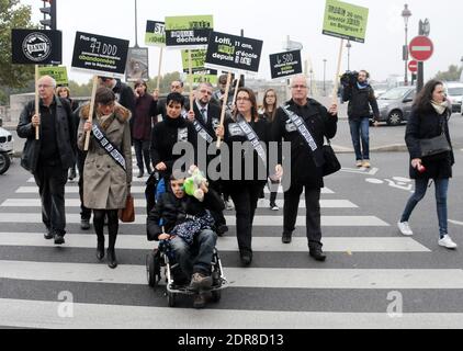 Demonstration der UNAPEI (Union nationale des Associations de parents, de personnes handicapees mentales et de leurs amis - Nationale Vereinigung der Vereinigungen von Eltern geistig behinderter Menschen und ihrer Freunde), um gegen die Lebensbedingungen von Kindern mit psychischen Behinderungen und deren Familie zu protestieren, Vor der Nationalversammlung in Paris, Frankreich, am 20. Oktober 2015. Foto von Alain Apaydin/ABACAPRESS.COM Stockfoto