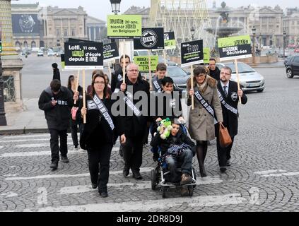 Demonstration der UNAPEI (Union nationale des Associations de parents, de personnes handicapees mentales et de leurs amis - Nationale Vereinigung der Vereinigungen von Eltern geistig behinderter Menschen und ihrer Freunde), um gegen die Lebensbedingungen von Kindern mit psychischen Behinderungen und deren Familie zu protestieren, Vor der Nationalversammlung in Paris, Frankreich, am 20. Oktober 2015. Foto von Alain Apaydin/ABACAPRESS.COM Stockfoto