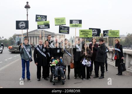 Demonstration der UNAPEI (Union nationale des Associations de parents, de personnes handicapees mentales et de leurs amis - Nationale Vereinigung der Vereinigungen von Eltern geistig behinderter Menschen und ihrer Freunde), um gegen die Lebensbedingungen von Kindern mit psychischen Behinderungen und deren Familie zu protestieren, Vor der Nationalversammlung in Paris, Frankreich, am 20. Oktober 2015. Foto von Alain Apaydin/ABACAPRESS.COM Stockfoto