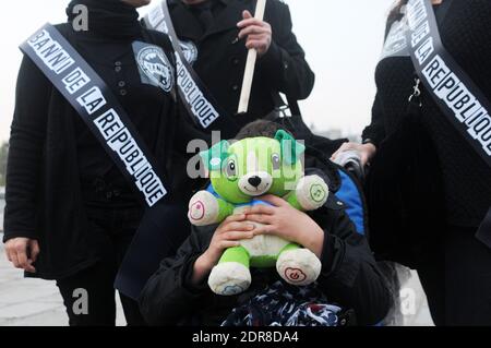 Demonstration der UNAPEI (Union nationale des Associations de parents, de personnes handicapees mentales et de leurs amis - Nationale Vereinigung der Vereinigungen von Eltern geistig behinderter Menschen und ihrer Freunde), um gegen die Lebensbedingungen von Kindern mit psychischen Behinderungen und deren Familie zu protestieren, Vor der Nationalversammlung in Paris, Frankreich, am 20. Oktober 2015. Foto von Alain Apaydin/ABACAPRESS.COM Stockfoto