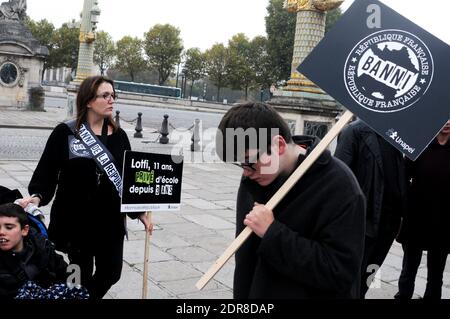 Demonstration der UNAPEI (Union nationale des Associations de parents, de personnes handicapees mentales et de leurs amis - Nationale Vereinigung der Vereinigungen von Eltern geistig behinderter Menschen und ihrer Freunde), um gegen die Lebensbedingungen von Kindern mit psychischen Behinderungen und deren Familie zu protestieren, Vor der Nationalversammlung in Paris, Frankreich, am 20. Oktober 2015. Foto von Alain Apaydin/ABACAPRESS.COM Stockfoto