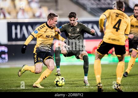 Horsens, Dänemark. Dezember 2020. Jesper Lindstrom (18) von Broendby IF und Rune Frantsen (12) von AC Horsens beim 3F Superliga-Spiel zwischen AC Horsens und Broendby IF in der Casa Arena in Horsens. (Foto Kredit: Gonzales Foto/Alamy Live News Stockfoto
