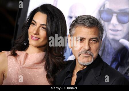 George Clooney und Amal Clooney besuchen am 26. Oktober 2015 die Premiere von Warner Bros. Pictures Our Brand is Crisis im TCL Chinese Theatre in Los Angeles, CA, USA. Foto von Lionel Hahn/ABACAPRESS.COM Stockfoto