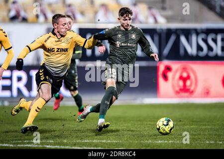Horsens, Dänemark. Dezember 2020. Jesper Lindstrom (18) von Broendby IF und Rune Frantsen (12) von AC Horsens beim 3F Superliga-Spiel zwischen AC Horsens und Broendby IF in der Casa Arena in Horsens. (Foto Kredit: Gonzales Foto/Alamy Live News Stockfoto