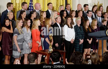 United States Women's National Soccer Team Pose im East Room des Weißen Hauses in Washington, DC, USA, am 27. Oktober 2015. Die US-amerikanische Frauen-Nationalmannschaft gewann die FIFA Frauen-Weltmeisterschaft 2015. Foto von Olivier Douliery/ABACAPRESS.COM Stockfoto