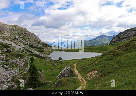 Valparolasee in den Dolomiten in Südtirol. Ein Bergsee auf dem Valparola Pass in den italienischen Alpen Stockfoto