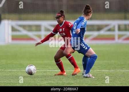 DURHAM, ENGLAND. 20. DEZEMBER Taylor HINDS of Liverpool in Aktion mit Durham Women's Nicki Gears während des FA Women's Championship Matches zwischen dem Durham Women FC und Liverpool im Maiden Castle, Durham City am Sonntag, den 20. Dezember 2020. (Kredit: Mark Fletcher, Mi News) Kredit: MI Nachrichten & Sport /Alamy Live Nachrichten Stockfoto