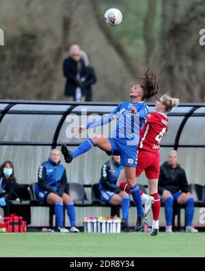 DURHAM, ENGLAND. 20. DEZEMBER Mollie Lambert von Durham Women bestreitet einen Header mit Rhiannon ROBERTS während des FA Women's Championship Matches zwischen dem Durham Women FC und Liverpool im Maiden Castle, Durham City am Sonntag, den 20. Dezember 2020. (Kredit: Mark Fletcher, Mi News) Kredit: MI Nachrichten & Sport /Alamy Live Nachrichten Stockfoto