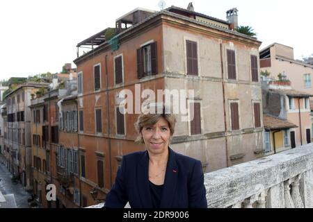 Catherine Colonna , französische Botschafterin in Italien, steht am 23 2015. September im Palazzo Farnese in Rom. Geboren 1956, ist sie die erste Frau an der Spitze des Palazzo Farnese, der schönsten und prestigeträchtigsten der französischen Botschaften. Seit dem 1. september 2014 ist sie in Rom zuständig. Zehn Jahre lang war sie Sprecherin von Präsident Jacques Chirac im Pariser Elysee-Palast. Der Palazzo Farnese, in dem derzeit die französische Botschaft untergebracht ist, ist der monumentale Palast der römischen Renaissance in Rom. Foto von Eric Vandeville /ABACAPRESS.COM Stockfoto