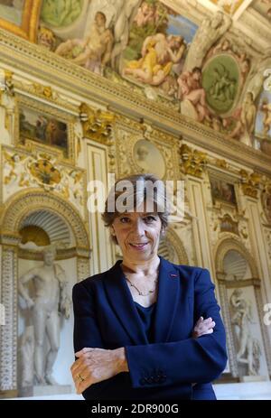 Catherine Colonna , französische Botschafterin in Italien, steht am 23 2015. September in der Galerie Carracci im Palazzo Farnese in Rom. Geboren 1956, ist sie die erste Frau an der Spitze des Palazzo Farnese, der schönsten und prestigeträchtigsten der französischen Botschaften. Seit dem 1. september 2014 ist sie in Rom zuständig. Zehn Jahre lang war sie Sprecherin von Präsident Jacques Chirac im Pariser Elysee-Palast. Der Palazzo Farnese, in dem derzeit die französische Botschaft untergebracht ist, ist der monumentale Palast der römischen Renaissance in Rom. Foto von Eric Vandeville /ABACAPRESS.COM Stockfoto