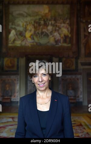 Catherine Colonna , französische Botschafterin in Italien, steht am 23 2015. September im Palazzo Farnese in Rom. Geboren 1956, ist sie die erste Frau an der Spitze des Palazzo Farnese, der schönsten und prestigeträchtigsten der französischen Botschaften. Seit dem 1. september 2014 ist sie in Rom zuständig. Zehn Jahre lang war sie Sprecherin von Präsident Jacques Chirac im Pariser Elysee-Palast. Der Palazzo Farnese, in dem derzeit die französische Botschaft untergebracht ist, ist der monumentale Palast der römischen Renaissance in Rom. Foto von Eric Vandeville /ABACAPRESS.COM Stockfoto