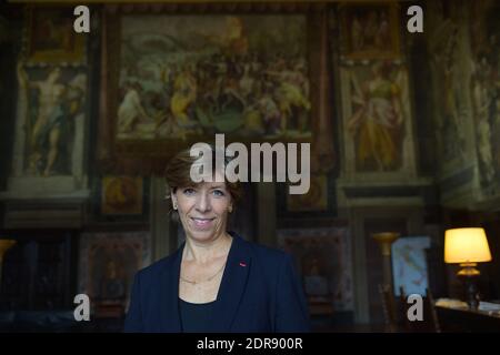 Catherine Colonna , französische Botschafterin in Italien, steht am 23 2015. September im Palazzo Farnese in Rom. Geboren 1956, ist sie die erste Frau an der Spitze des Palazzo Farnese, der schönsten und prestigeträchtigsten der französischen Botschaften. Seit dem 1. september 2014 ist sie in Rom zuständig. Zehn Jahre lang war sie Sprecherin von Präsident Jacques Chirac im Pariser Elysee-Palast. Der Palazzo Farnese, in dem derzeit die französische Botschaft untergebracht ist, ist der monumentale Palast der römischen Renaissance in Rom. Foto von Eric Vandeville /ABACAPRESS.COM Stockfoto