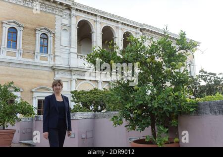 Catherine Colonna , französische Botschafterin in Italien, steht am 23 2015. September im Palazzo Farnese in Rom. Geboren 1956, ist sie die erste Frau an der Spitze des Palazzo Farnese, der schönsten und prestigeträchtigsten der französischen Botschaften. Seit dem 1. september 2014 ist sie in Rom zuständig. Zehn Jahre lang war sie Sprecherin von Präsident Jacques Chirac im Pariser Elysee-Palast. Der Palazzo Farnese, in dem derzeit die französische Botschaft untergebracht ist, ist der monumentale Palast der römischen Renaissance in Rom. Foto von Eric Vandeville /ABACAPRESS.COM Stockfoto