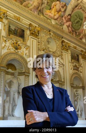 Catherine Colonna , französische Botschafterin in Italien, steht am 23 2015. September in der Galerie Carracci im Palazzo Farnese in Rom. Geboren 1956, ist sie die erste Frau an der Spitze des Palazzo Farnese, der schönsten und prestigeträchtigsten der französischen Botschaften. Seit dem 1. september 2014 ist sie in Rom zuständig. Zehn Jahre lang war sie Sprecherin von Präsident Jacques Chirac im Pariser Elysee-Palast. Der Palazzo Farnese, in dem derzeit die französische Botschaft untergebracht ist, ist der monumentale Palast der römischen Renaissance in Rom. Foto von Eric Vandeville /ABACAPRESS.COM Stockfoto